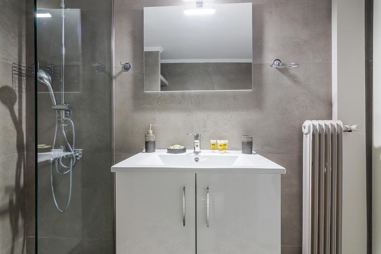 A Modern 2-Bedroom Apartment Near Areios Pagos Atene Esterno foto