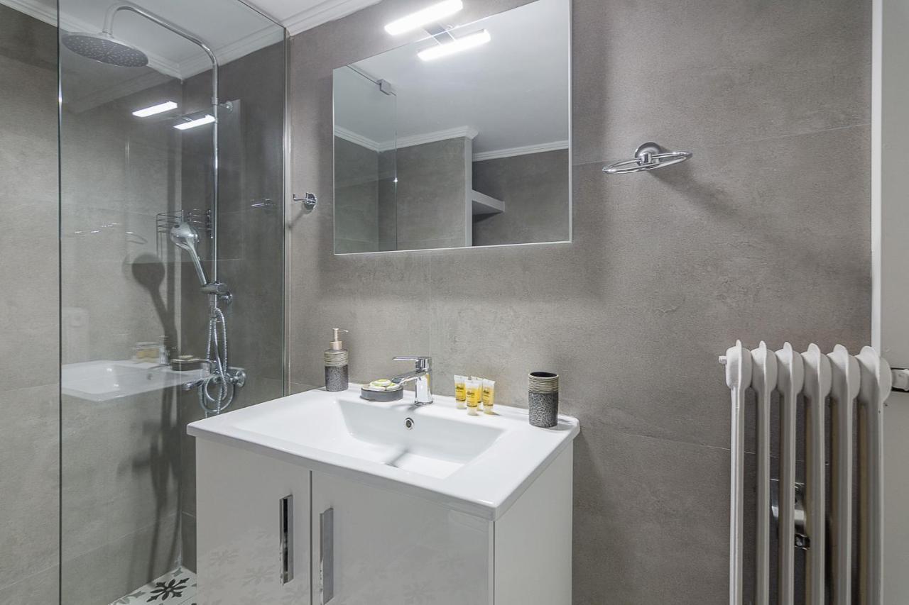 A Modern 2-Bedroom Apartment Near Areios Pagos Atene Esterno foto